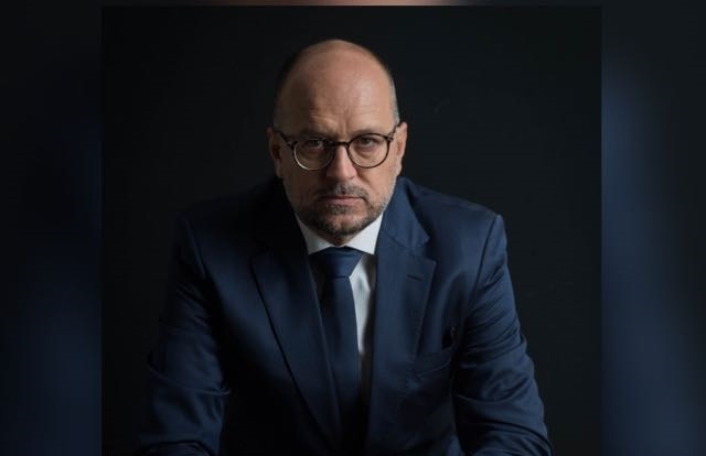 Dr. Adriano Santos